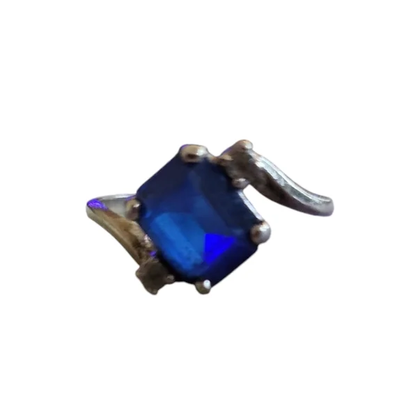 Elegant Sapphire White Gold Ring - Picture 2 of 5